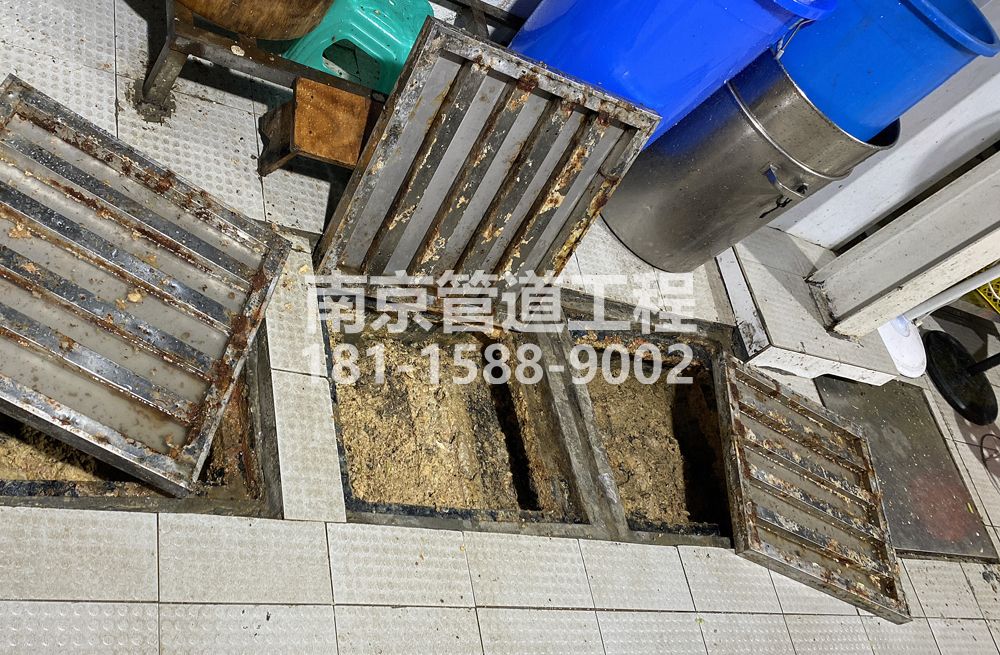 278中奥城管中队食堂隔油池清理